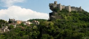 Il castello di Roccascalegna: un comune in provincia di Chieti, in Abruzzo. Il castello fu costruito dal Longobardi per difendersi dai bizantini. Dal 1996 è iniziata l'opera di restauro del castello © Utente FlickrFrancesco Moscone